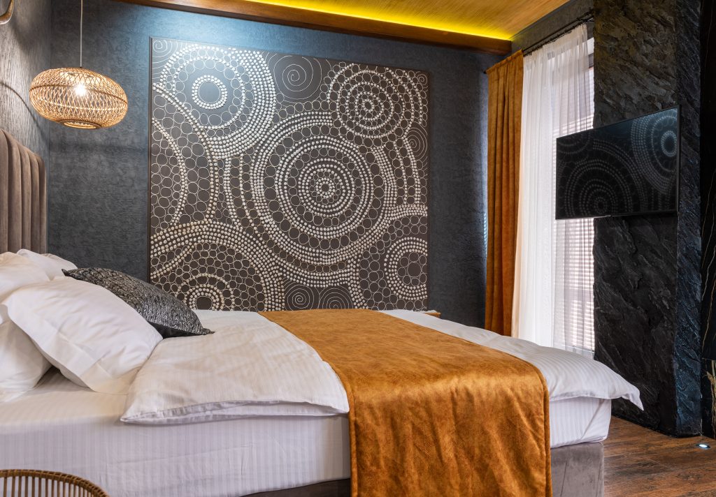 Comfortabel bed met een mooi dekbedovertrek in neutrale kleur voor goede nachtrust en slaapkwaliteit