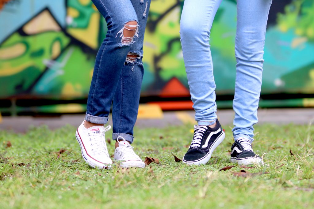 Collectie voorjaars sneakers voor hem en haar met witte, hoge en canvas modellen in diverse kleuren