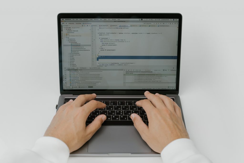 Illustratie van IT diensten voor bedrijven met focus op Device as a Service, werkplek verhuizing, datavernietiging en service