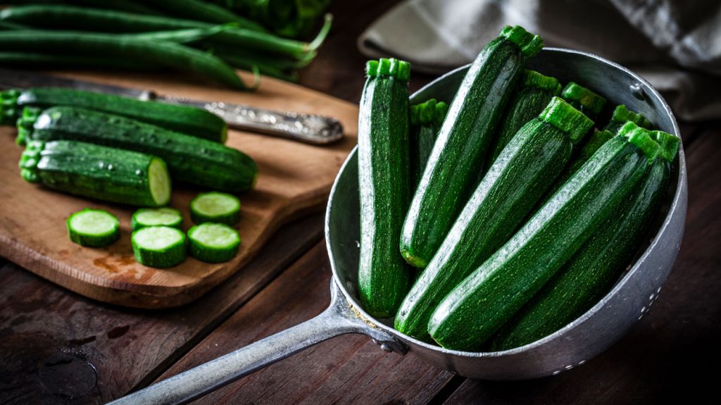 Courgette is geen gewoon voedsel: verse courgettes vol voedingsstoffen, antioxidanten en gezondheidsvoordelen voor spijsverte