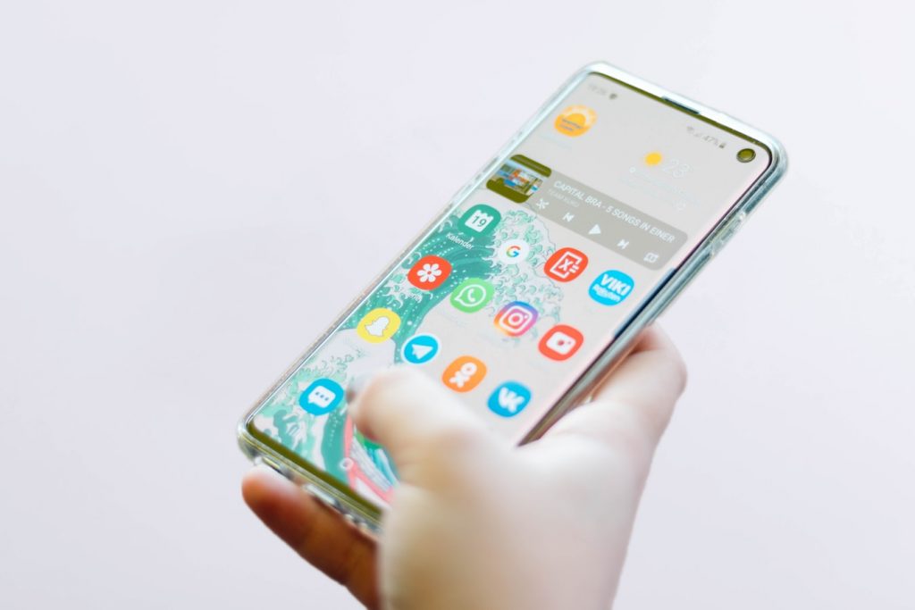 Vergelijking van een mooi dun smartphone hoesje en een beschermend dik hoesje voor optimale bescherming