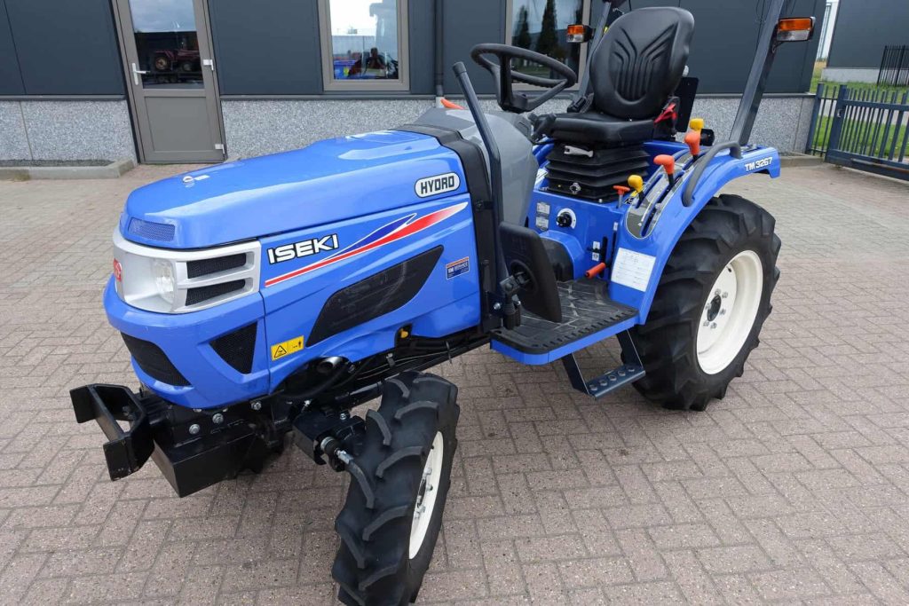 Mini-trekker in actie op klein perceel met miniwerktuigen voor efficiënte grondbewerking