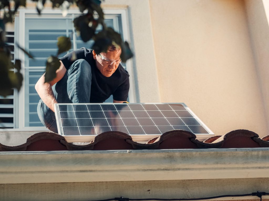 Zonnepanelen op dak voor duurzame energieopwekking en kostenbesparing