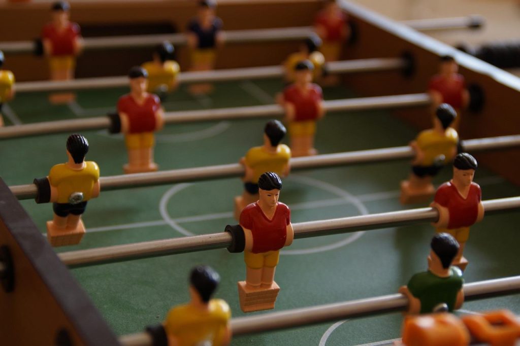 Tafelvoetbal: meer dan een spel - vrienden spelen samen in een recreatieruimte