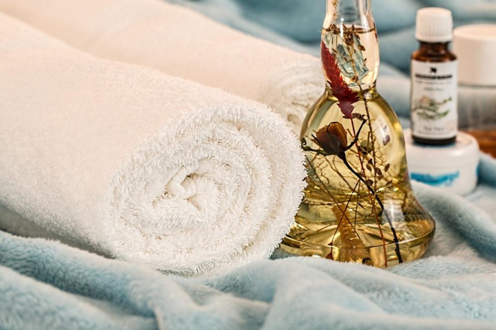 Luxe thuis spa met zachte verlichting, planten en comfortabele inrichting voor totale ontspanning en rust thuis