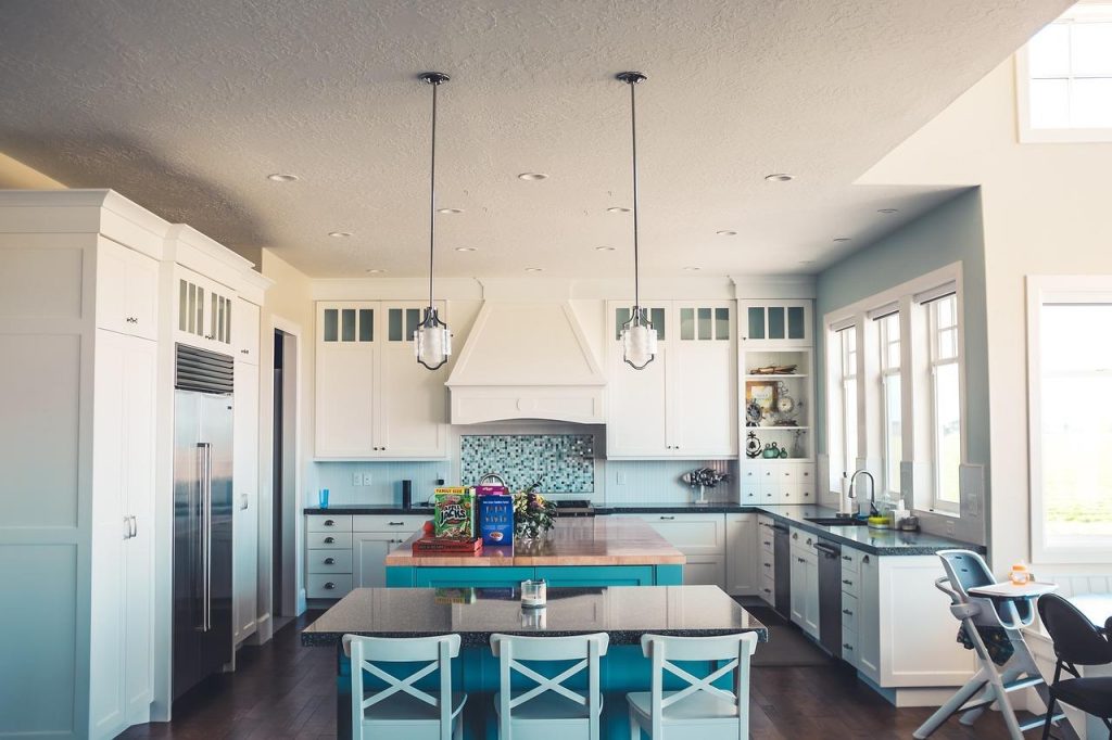 Moderne eettafels in een stijlvolle eetkamer met verschillende materialen en designs