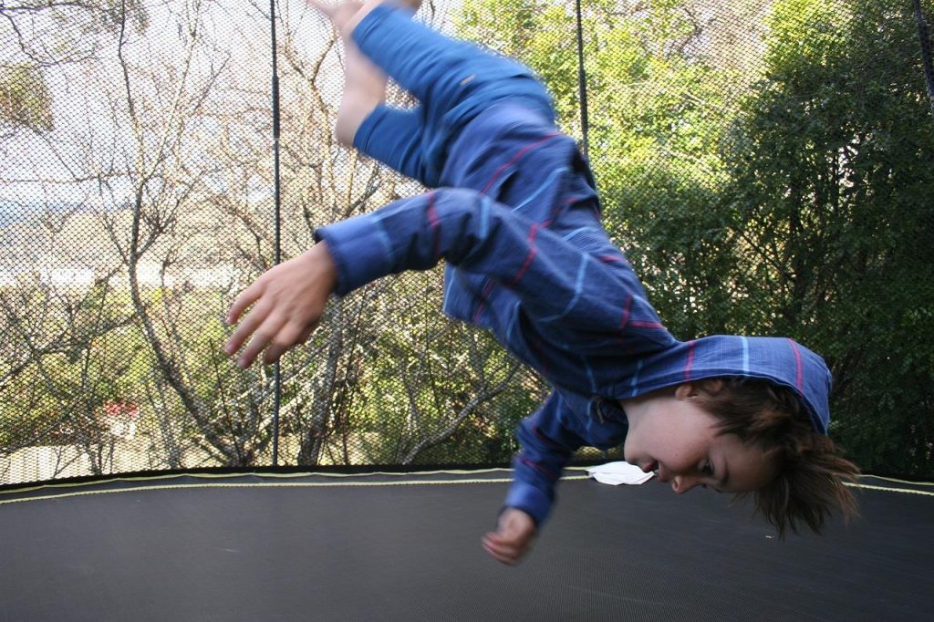 Man en vrouw springen op trampoline voor voordelen van actief blijven op elke leeftijd