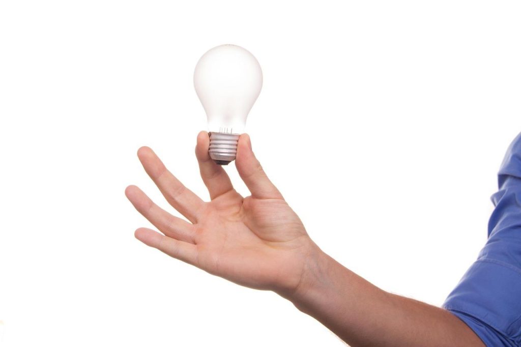Illustratie met 5 praktische hacks voor een duurzamer leven inclusief energiebesparing en duurzaam transport